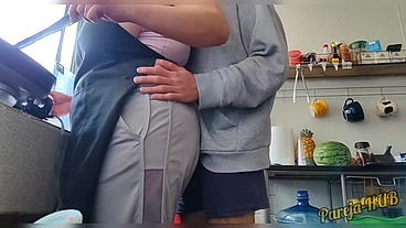 Caliento a mi Madrastra con mi Enorme pene y Terminamos Follando