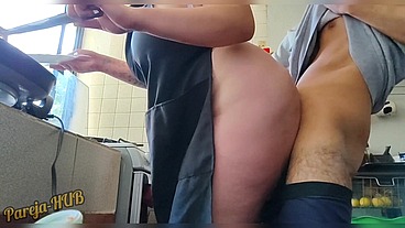 Caliento a mi Madrastra con mi Enorme pene y Terminamos Follando