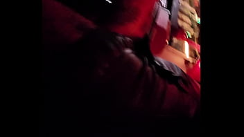 Petite exhibe avant le travaille