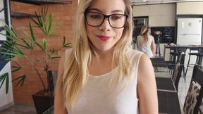 LOIRA COM CARINHA DE SAFADA LIMPANDO A CASA