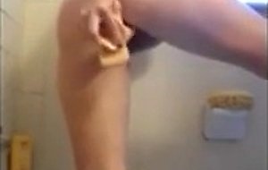 Amateur uses a vibrator in the bath