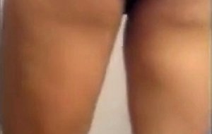 Amateur uses a vibrator in the bath