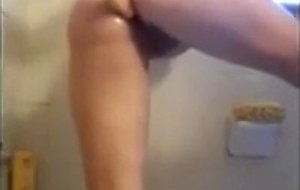 Amateur uses a vibrator in the bath