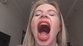 Blondie's big mouth! MP4