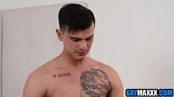 Gay porn newcomers fuck in threesome
