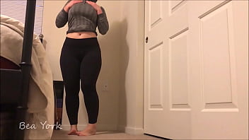 Curvy amateur Bea York masturbates with a big dildo in yoga pants