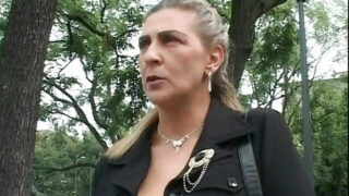 Uma gostosa de 18 anos tem a bunda fodida com força pelo irmão