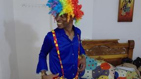 un payaso con una gigantesca vergota de 25 cm me puso a mamar su pene y luego me follo muy rico. una trans con un monster cock me dejo el culo abierto
