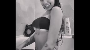 MC Mirella na banheira se exibindo!!