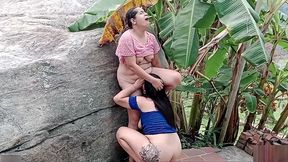 cunada se aprovecha de que se van todos de casa para repetir sexo lesbico con la novia de su hermano y lo hacen al aire libre - porno en espanol