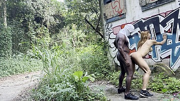 Negão safado do pau grande me fodeu gostoso ao ar livre em público