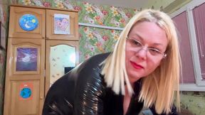 Hot mom tempts her cute neighbor