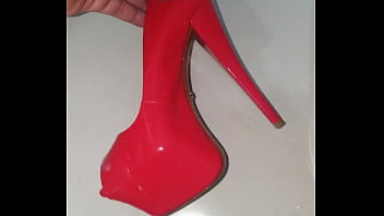 Usando scarpin e dando uma super gozada no Peep toe Schutz vermelho da namorada