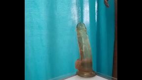 Disfruto el tiempo libre para masturbarme mientras pongo en la mesa mi consolador cuando estoy sola en casa