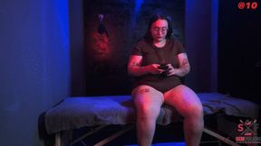 A nerdy girl came for a massage to discover her squirting instincts