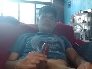 EXPLOSIÓN DE SEMEN CALIENTE USANDO ANILLO SOBRE MI SOFÁ