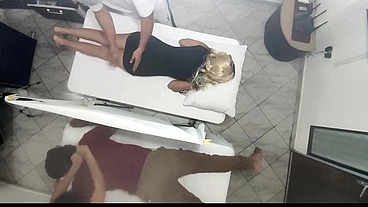 Masaje en Pareja quedo Grabado Cuando la Hermosa Esposa es Follada por el Masajista al lado de su Marido Cornudo NTR JAV