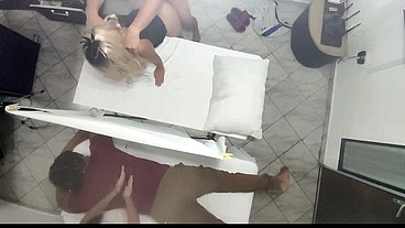Masaje en Pareja quedo Grabado Cuando la Hermosa Esposa es Follada por el Masajista al lado de su Marido Cornudo NTR JAV