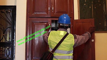 electrical meeting with the agent of the electricity company. The maid uses her pretty ass to seduce the agent of the company in order to avoid the power cut. Between pleasure and corruption. to li