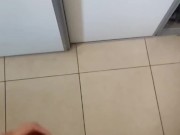 Me masturbo en la cama de mi amiga