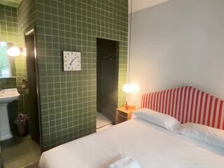 Nomadic Chick Stella Gray Finger Screws Herself in Madrid