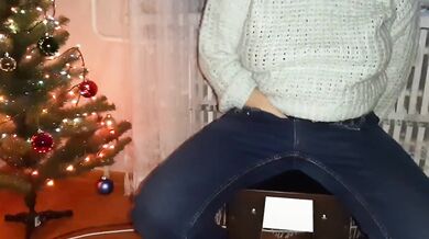 Stepfamily secret quickie girl screws with clothes on in the living room