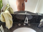 Entrei no banheiro do clube e bati uma punheta gostosa com o dedo no meu rabo com muito tesão