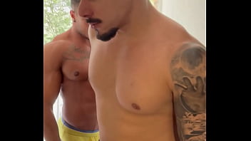 PASSEI A NOITE NA CASA DO MEU AMIGO E ELE ME COMEU LOGO DE MANH&Atilde_ E ME DEU LEITE NA BOCA