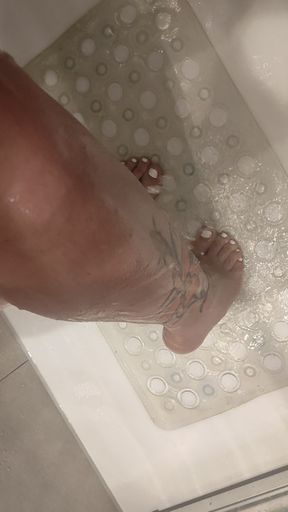 Shower 🚿 time. 💦👣💦