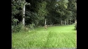 BluttBoy ist nackt auf dem Feld