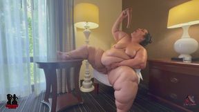 BBW SQUIRTING WITH FANTASY DILDO