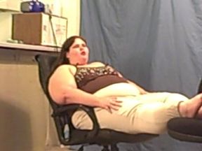 Ssbbw Angie chewing and blowing gum  for you
