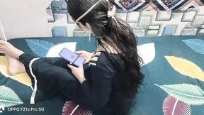 Desi aunty ko saman dene ke bahane pel diya