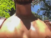 Stallion Fabio s’exhibe en extérieur dans un lieu public