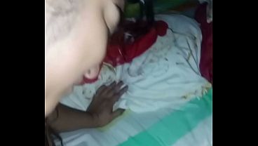 Una ecuatoriana bien putita se queda sin luz y le dan por el culo
