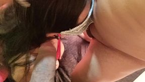 en trio con companeros de trabajo pagando deuda atrasada