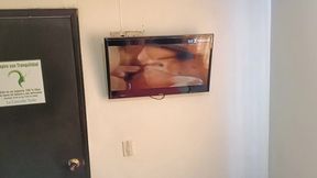 en trio con companeros de trabajo pagando deuda atrasada