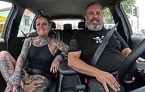 A tatuada naty loka pegou a carona e deu o cu no pelo para o motorista