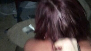 Selbstgedrehtes Video einer reifen Amateur-MILF-Schlampe, die hart in den Arsch gefickt wird