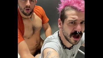 Levando leitada de macho no banheir&atilde_o