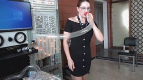 Tessa Jane Blows and Twists Entertainer Balloons (MP4 - 720p)