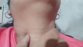 Mi cuello en primer plano: caricias y presión suave.
