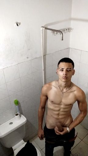 the actor Diego Alejandro roasts it in a bathroom