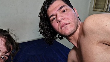 Novinha rabuda tem uma piroca mágica que realiza desejos - ORGIA com direito até a trenzinho anal