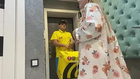 Russian housewife has no money to play for delivery but her anal hole is ready for quickie