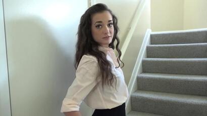 Hübsches Gesichtsbaby bewundert die Kamera