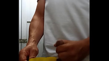 Gozando dentro das luvas da Sandrinha