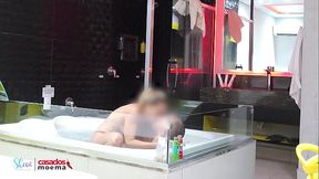 PUTARIA CORRE SOLTA NA BANHEIRA COM A ESPOSA DO CORNO