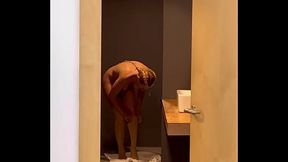 Laissant la porte ouverte des toilettes, douches alors que diff&eacute_rentes ...