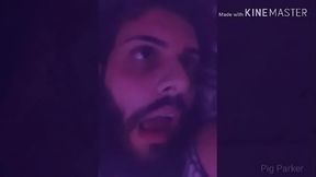 Diogo Defante comendo banana com a bundinha